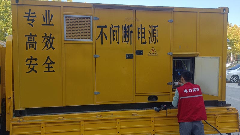 南溪柴油发电机组和UPS电源配合使用时，如何避免切换过程中的电力中断？